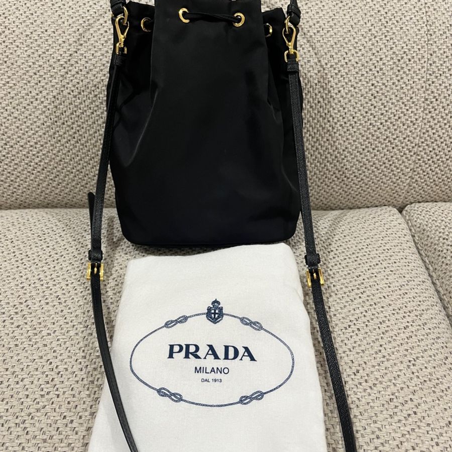 Prada 尼龍 水桶包 附揹帶 女神款 林允兒-1