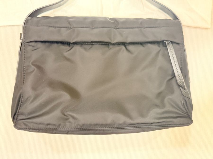 Prada Traveller 中碼夾棉 Re-Nylon 肩背袋(1BD255)-6
