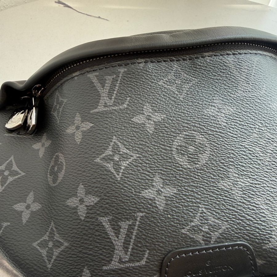 lv 男生黑花紋胸包-2