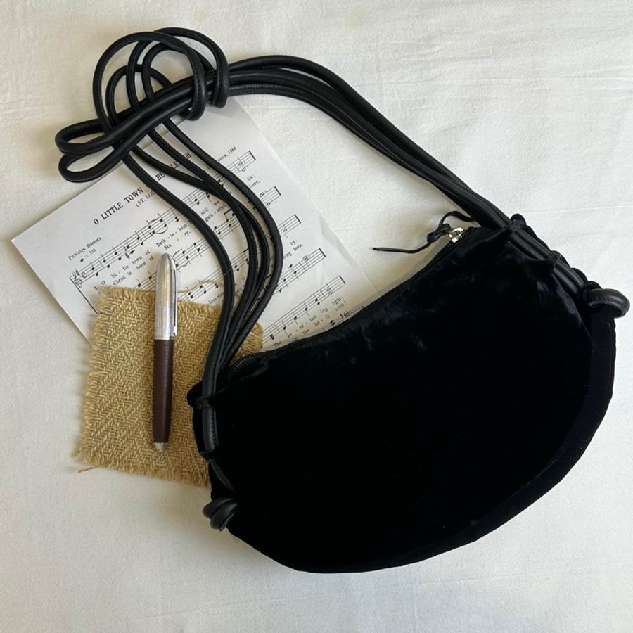 【赫蒂國際精品】Emporio Armani 亞曼尼 毛毛半月包 水餃包 vintage-0