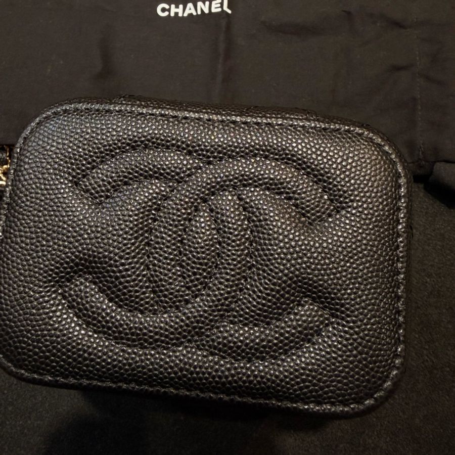 CHANEL 香奈兒的經典魚子醬菱格紋鏈帶迷你化妝包-16