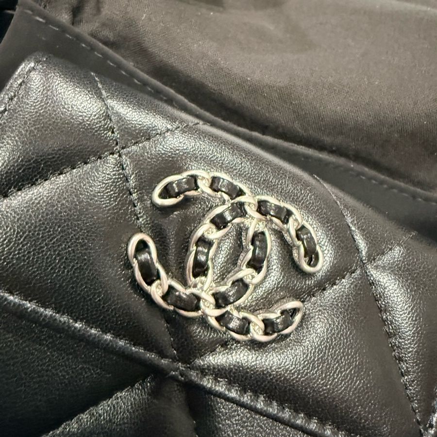 Chanel 19 mini 三折短夾 全新 黑銀 保卡款-1