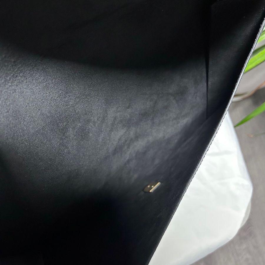 GUCCI古馳！黑金蜜蜂燙金限量款插扣手包，可以放A4紙放合同放iPad-3