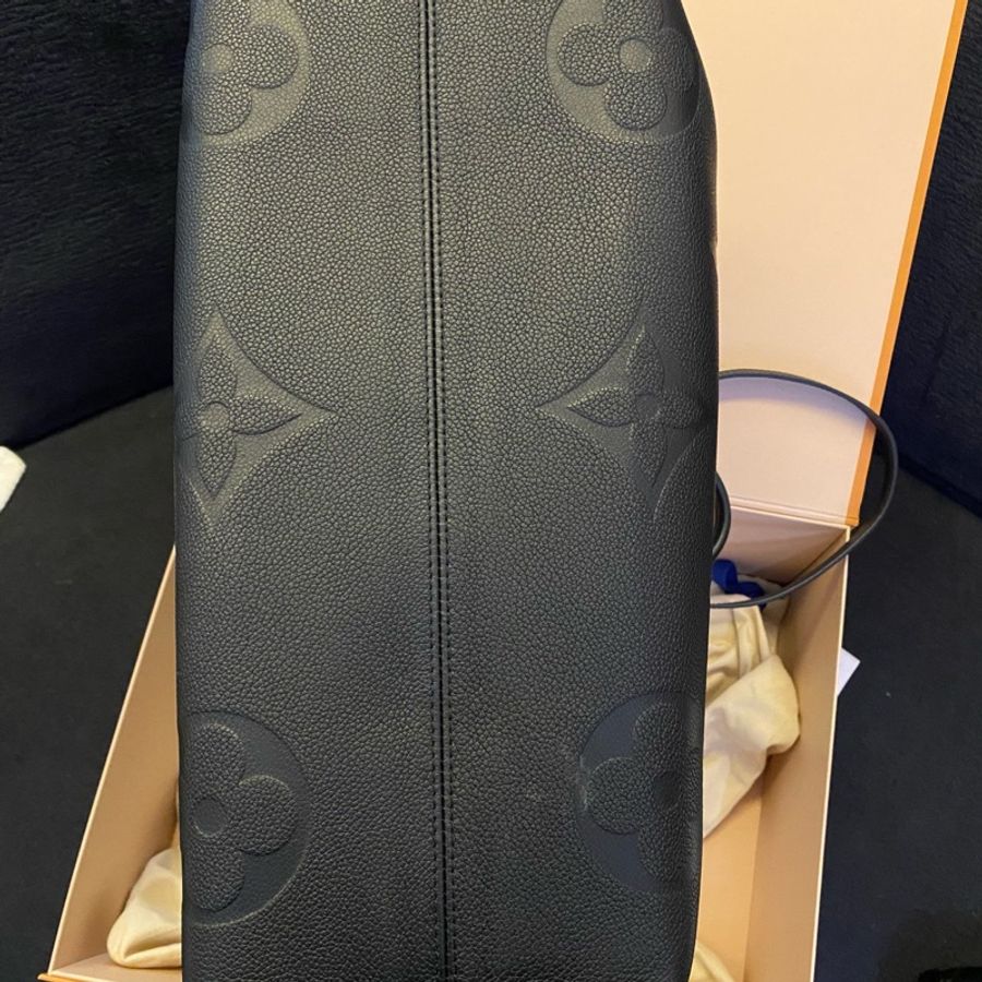 Louis Vuitton • On The Go 黑色全皮壓紋大號 Gm 全配✔️-9
