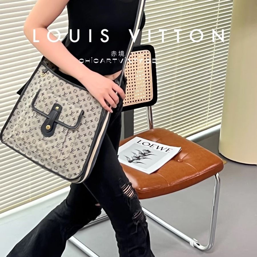 Louis Vuitton • 經典老花牛仔丹寧 Evelyne 斜背包-1