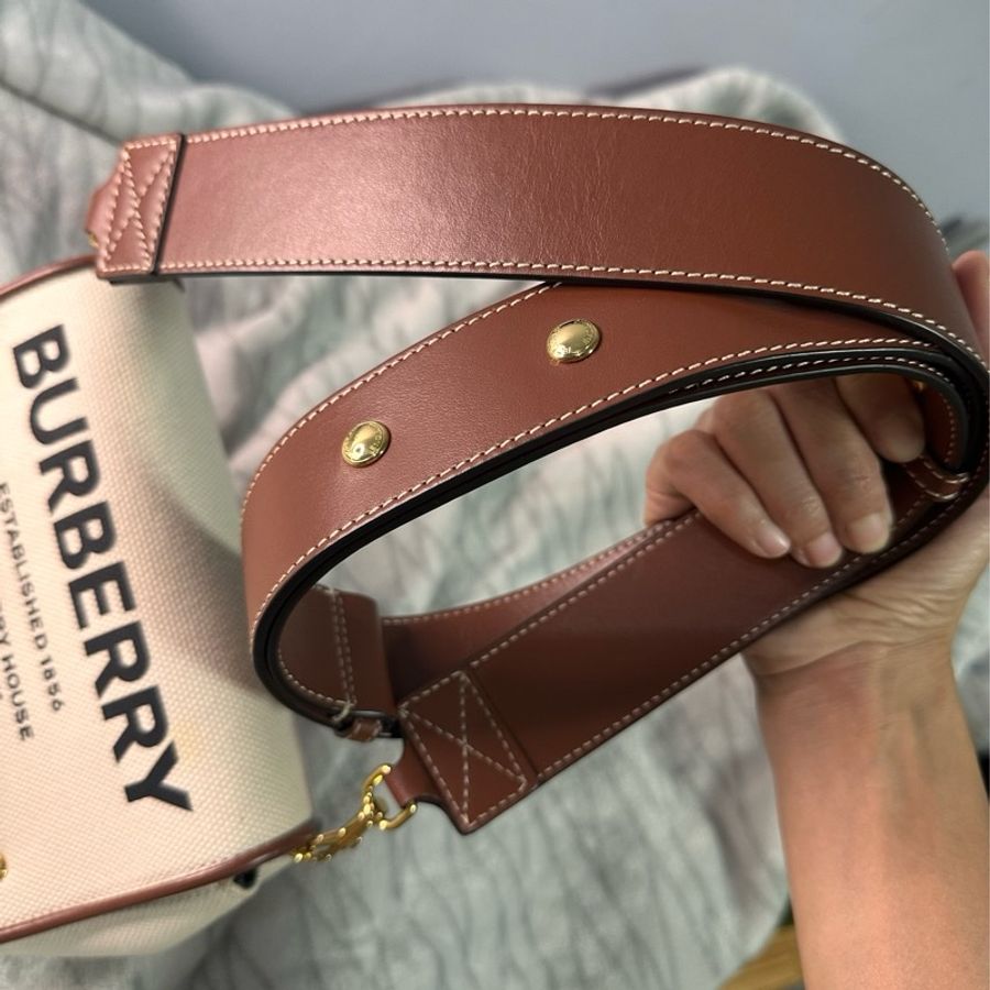 Burberry 米帆布咖皮邊金釦前印字樣寬背帶小號斜背相機包-0