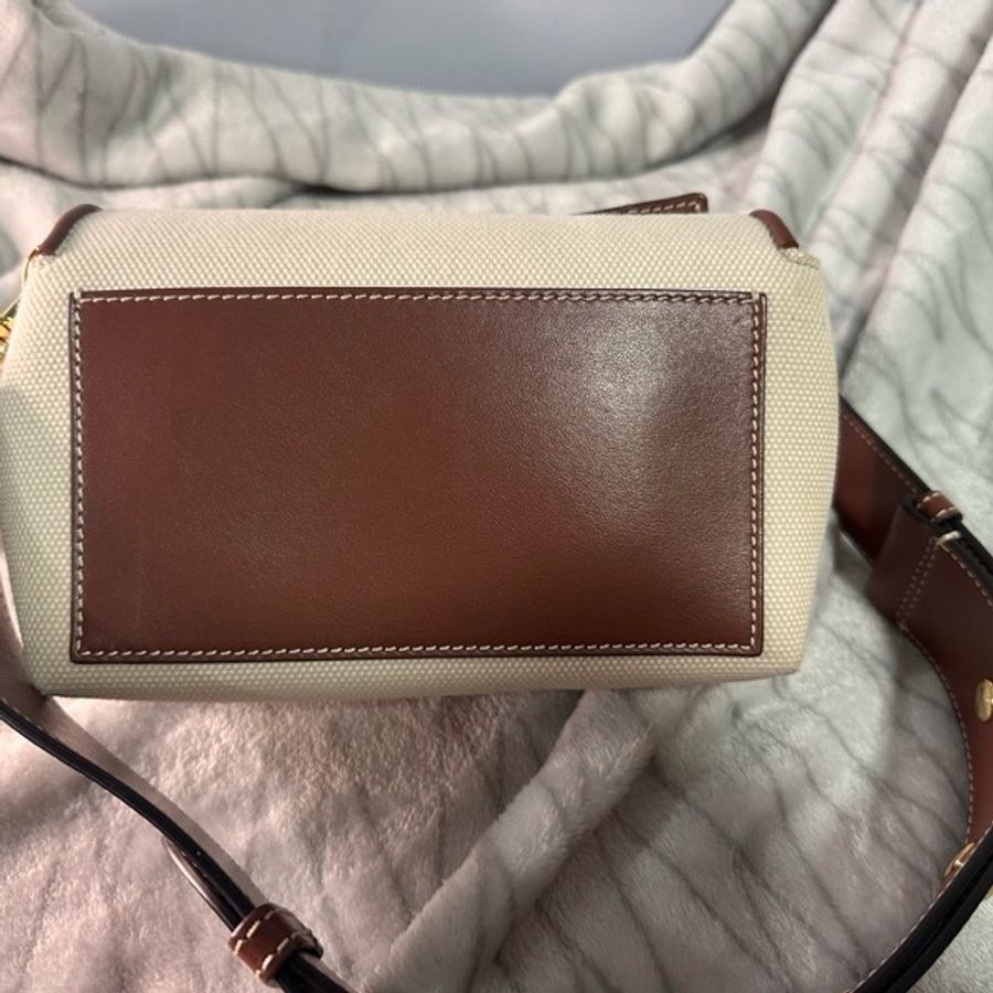 Burberry 米帆布咖皮邊金釦前印字樣寬背帶小號斜背相機包-8