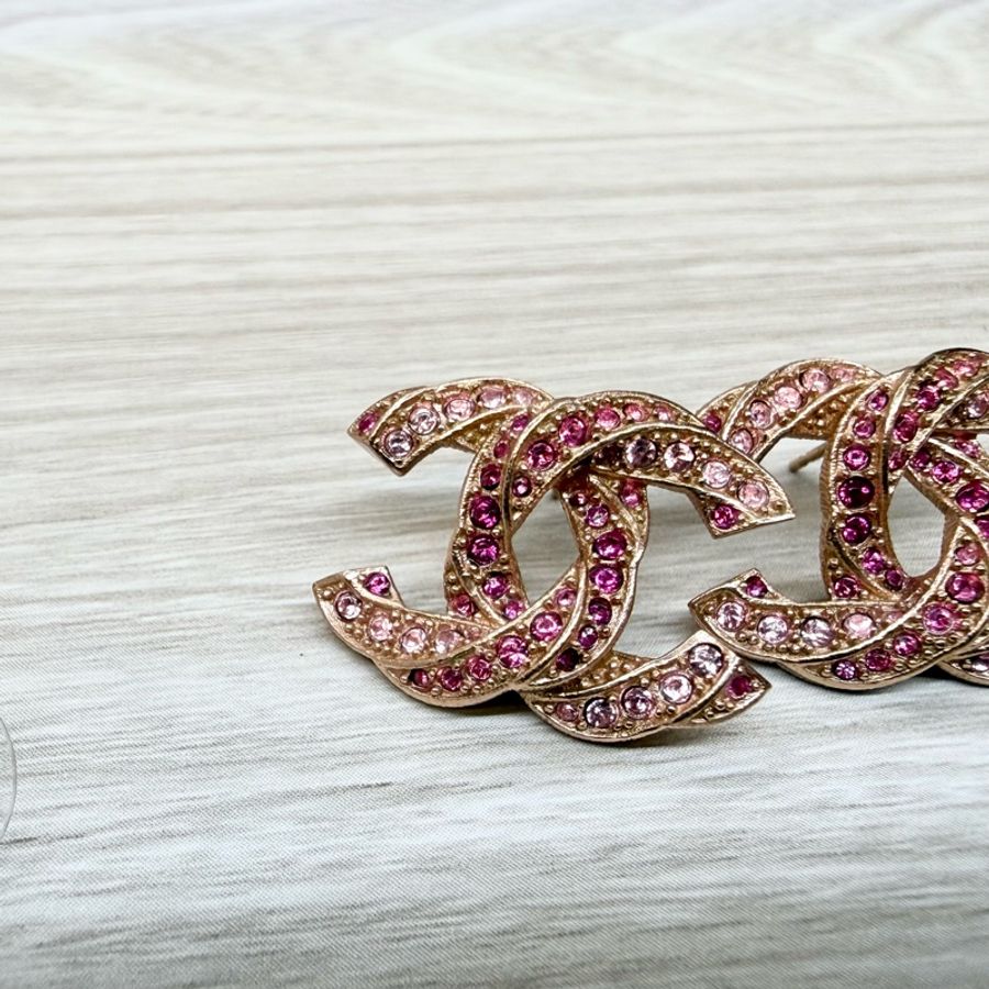 CHANEL粉鑽玫瑰金扭轉雙C耳環-6