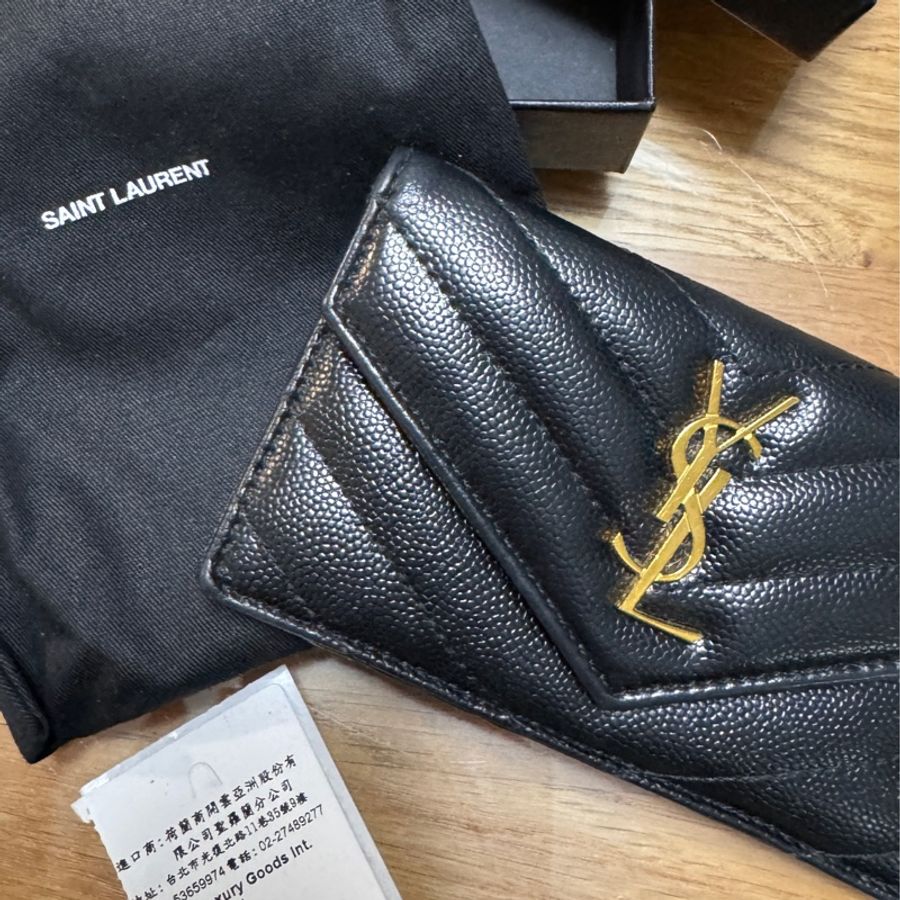YSL CASSANDRE MATELASSÉ粒面壓紋皮革多層式翻蓋拉鏈卡夾-10