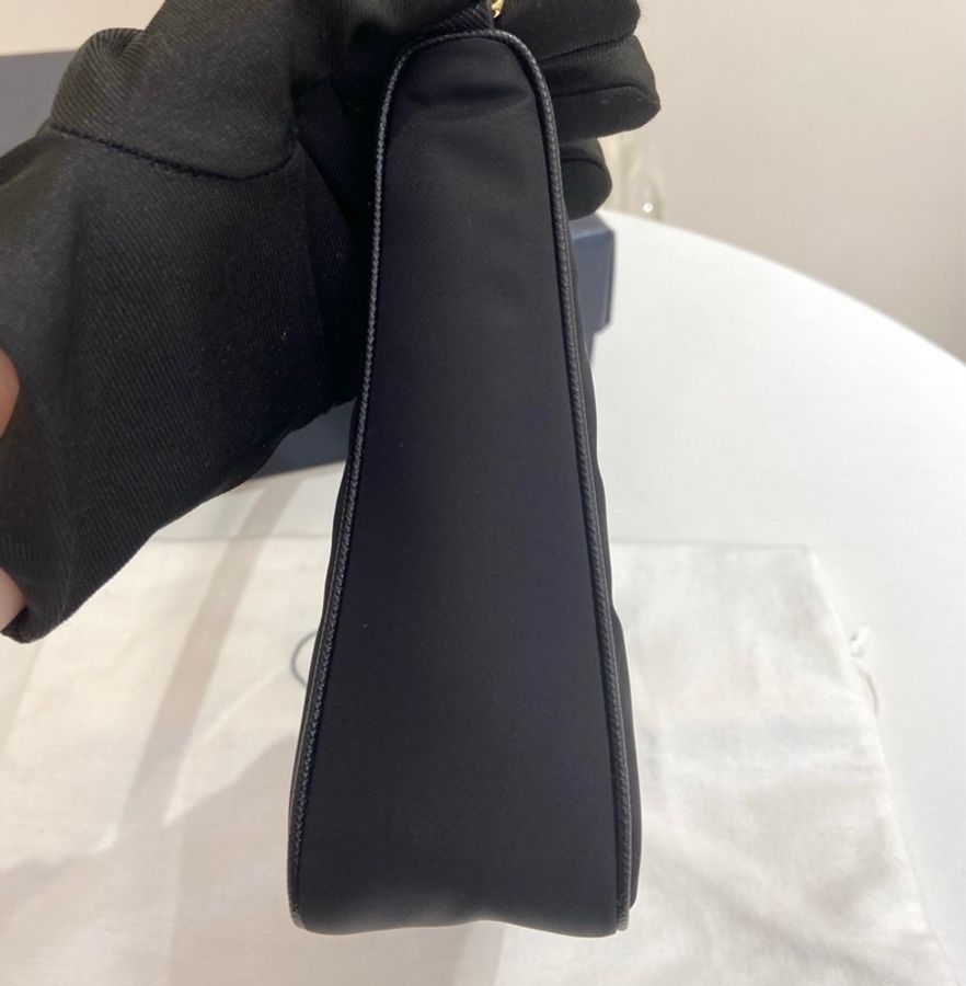 99.9新Prada普拉達 黑金hobo 黑色尼龍腋下包 無瑕疵 芯片款 尺寸:23*16*6 附件:盒子 塵袋。-3