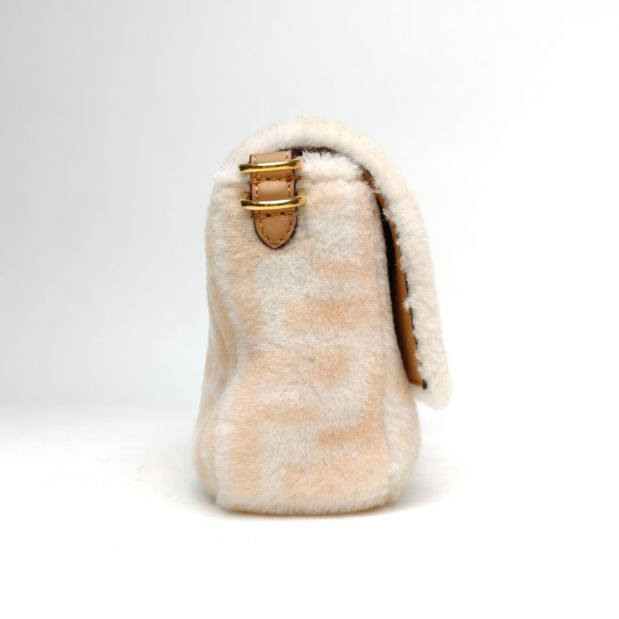 FENDI Baguette法棍包中號米白色毛絨金扣肩背包-3
