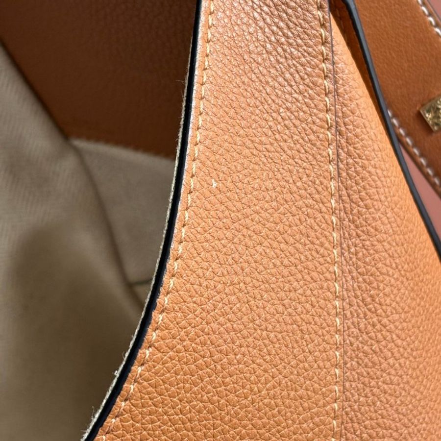::LOEWE:: 羅威 Hammock 多揹法小牛皮吊床包(小號/焦糖棕色)-23