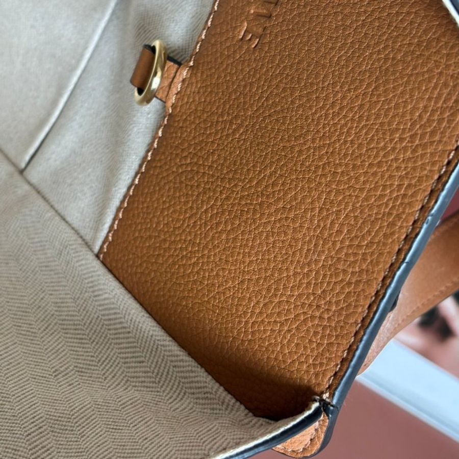 ::LOEWE:: 羅威 Hammock 多揹法小牛皮吊床包(小號/焦糖棕色)-31