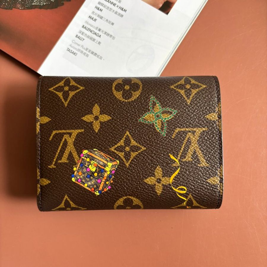 新款 ::LOUIS VUITTON:: LV M15337 Vivienne Winter Holiday吉祥物圖樣 內紫紅 Victorine 短夾 錢包-2