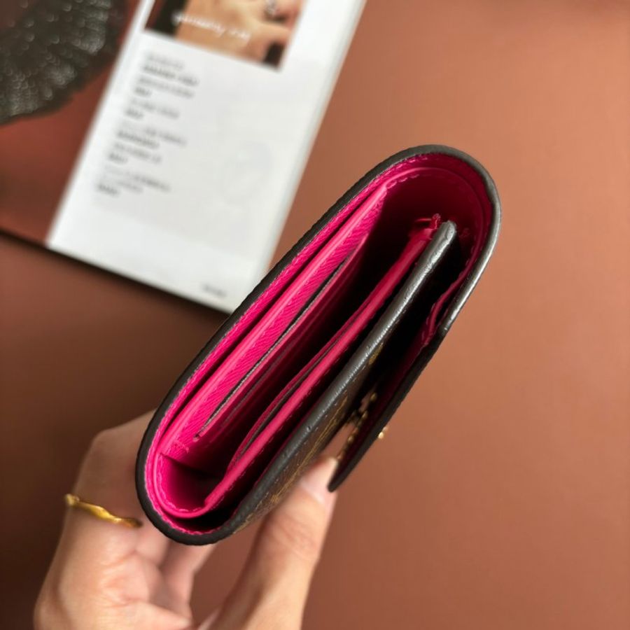 新款 ::LOUIS VUITTON:: LV M15337 Vivienne Winter Holiday吉祥物圖樣 內紫紅 Victorine 短夾 錢包-5