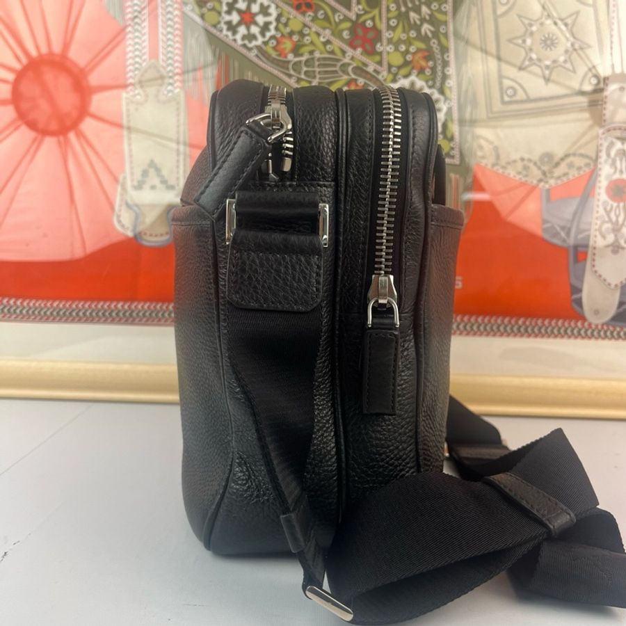 Prada普拉達三角標黑色新款荔枝皮郵差包 配件:卡-6