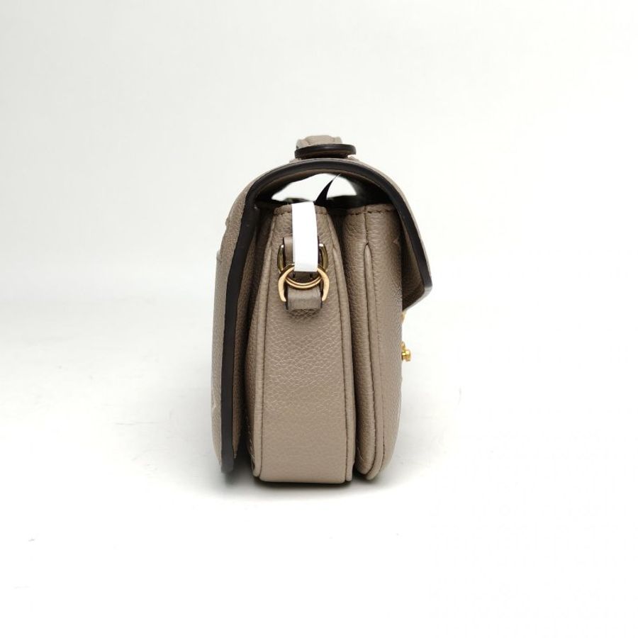 LOUIS VUITTON MetisPochetteEastWest橫版郵差包大象灰牛皮金扣晶片肩背包-3
