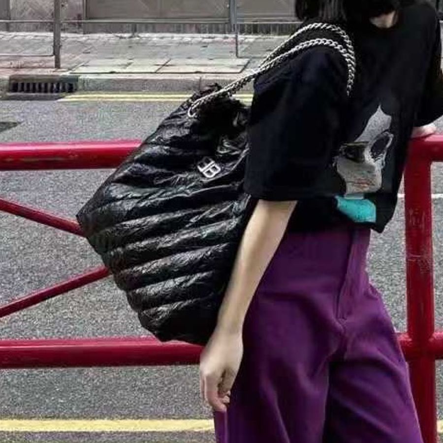 帥度拉滿😎男女都適🈴Balenciaga巴黎世家Crush黑銀油蠟皮中號垃圾袋單肩手提包-0