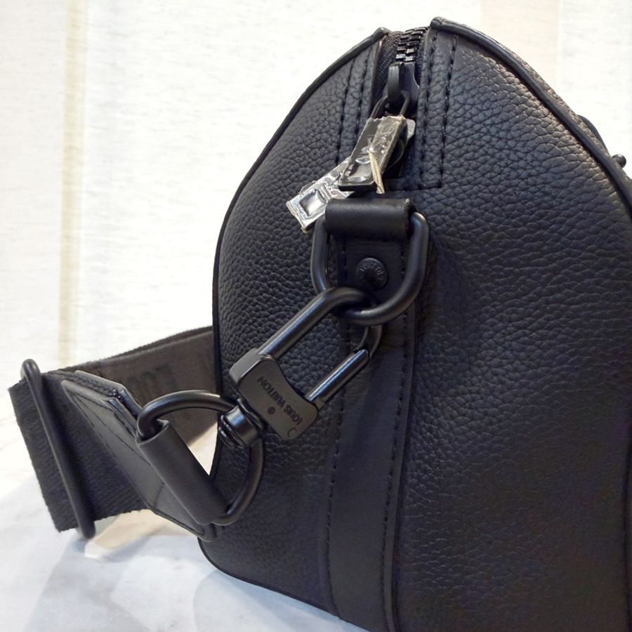 LV 黑牛皮黑釦Keepall 25斜背包-3