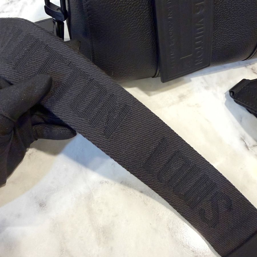 LV 黑牛皮黑釦Keepall 25斜背包-12