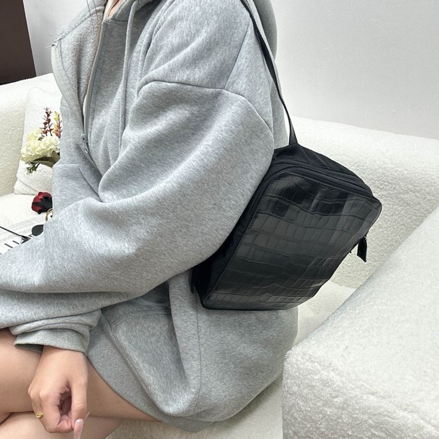 【赫蒂國際精品】Prada 普拉達 鱷魚紋壓花後背包 vintage-1