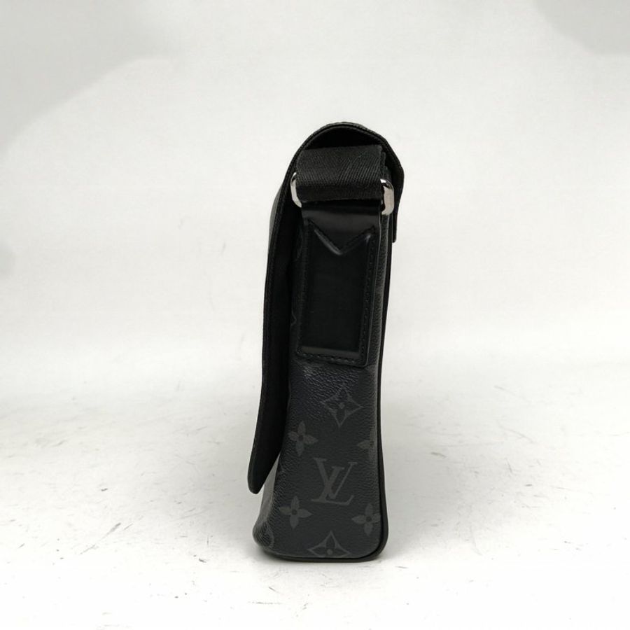 LOUIS VUITTON DISTRICT郵差包小號25黑色PVC2017肩背包-1