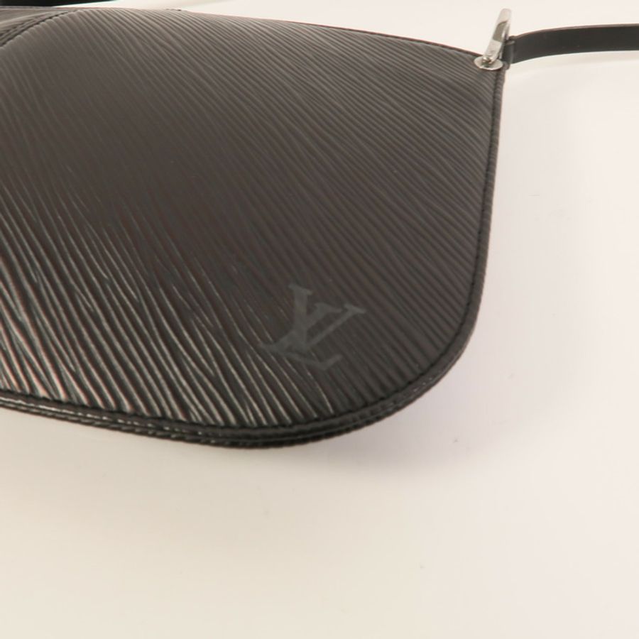 LOUIS VUITTON Epi Pochette Demi Lune肩背袋-11
