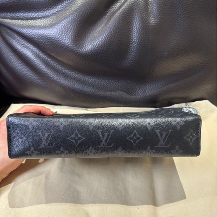 Lv 黑老花男生手拿包 晶片款-4