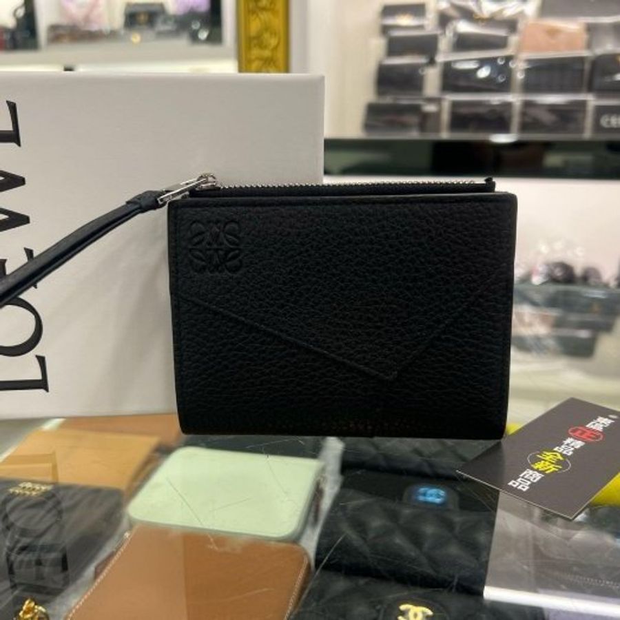 東區正精品㊣LOEWE PUZZLE C510W73X16 全新黑色荔枝牛皮拼接全皮對開銀釦拉鍊釦子短夾 RZ6400-0