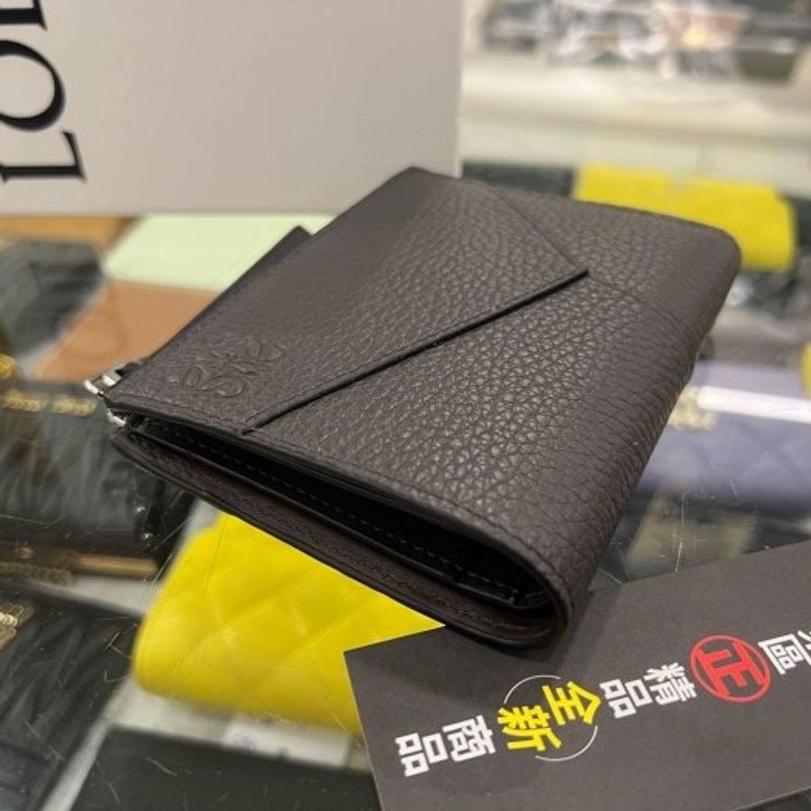 東區正精品㊣LOEWE PUZZLE C510W73X16 全新灰色荔枝牛皮拼接全皮對開銀釦拉鍊釦子短夾 RZ6401-4