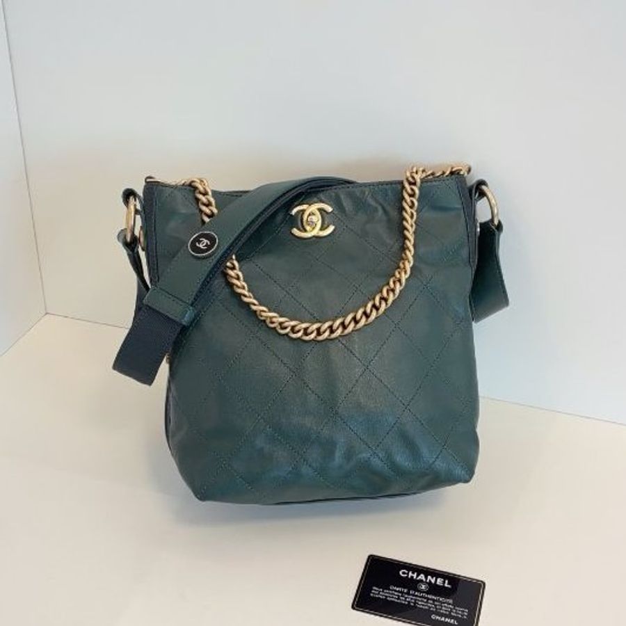 香奈兒/Chanel 嬉皮Hobo徽章流浪水桶包 墨綠菱格牛皮金扣-0