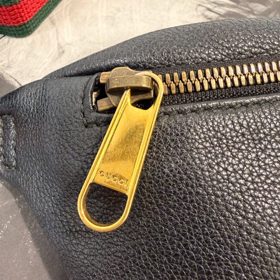 Gucci黑牛皮logo mini胸包-14