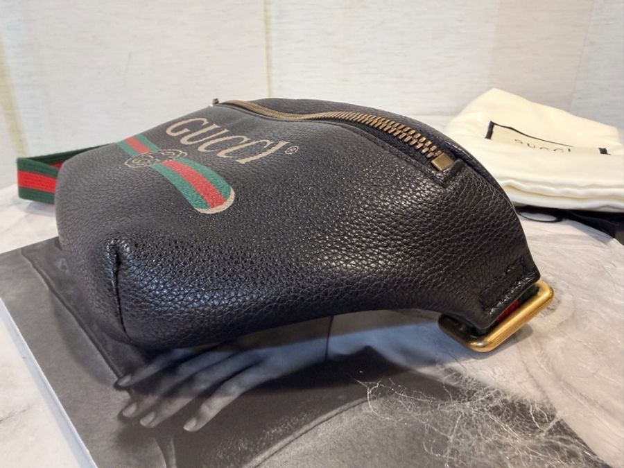 Gucci黑牛皮logo mini胸包-15