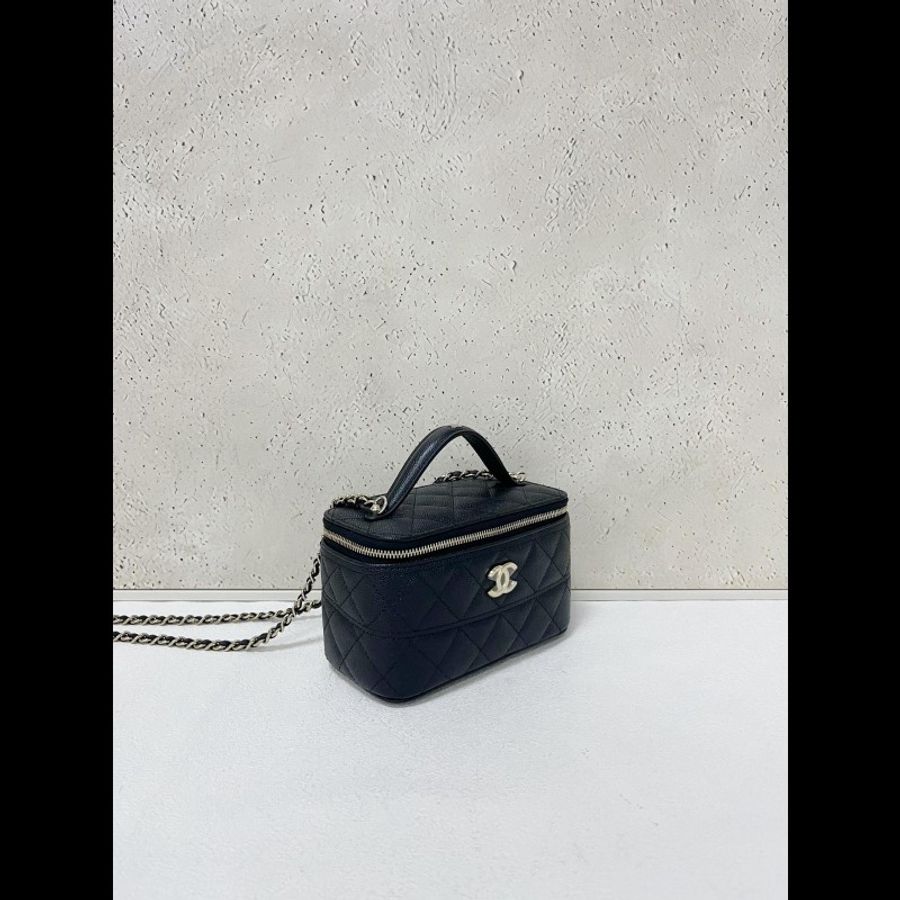 Chanel 25C vanity case
黑金荔枝紋手柄盒子包
25C系列已停產-2