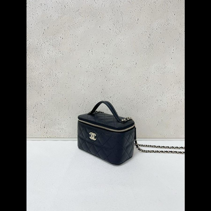 Chanel 25C vanity case
黑金荔枝紋手柄盒子包
25C系列已停產-3