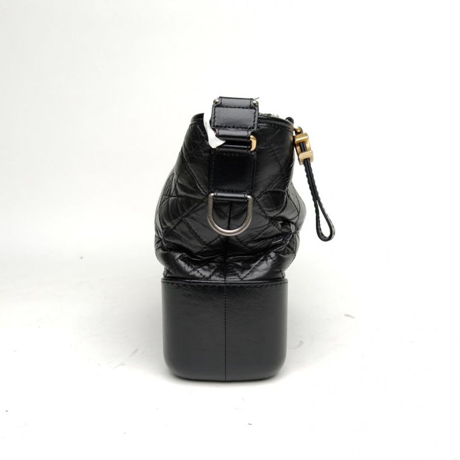 CHANEL GABRIELLE流浪中號黑色牛皮28開金銀扣肩背包-3