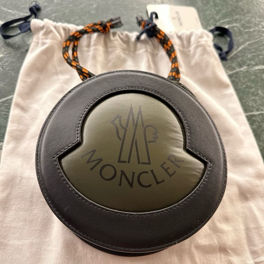 (歡迎議價)Moncler 立體斜背包,歐洲購入一年左右,全新無使用,吊牌未拆-0