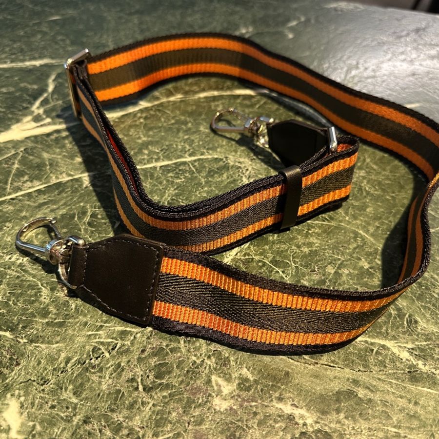 (歡迎議價)Moncler 立體斜背包,歐洲購入一年左右,全新無使用,吊牌未拆-2