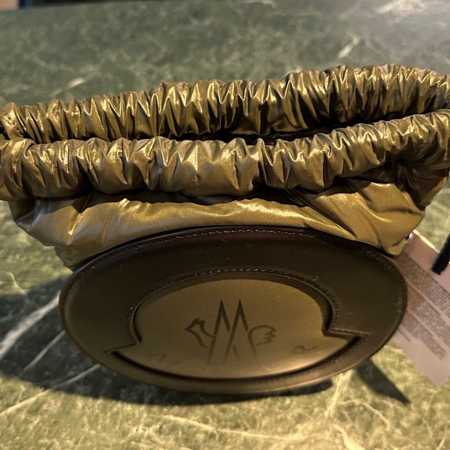 (歡迎議價)Moncler 立體斜背包,歐洲購入一年左右,全新無使用,吊牌未拆-4