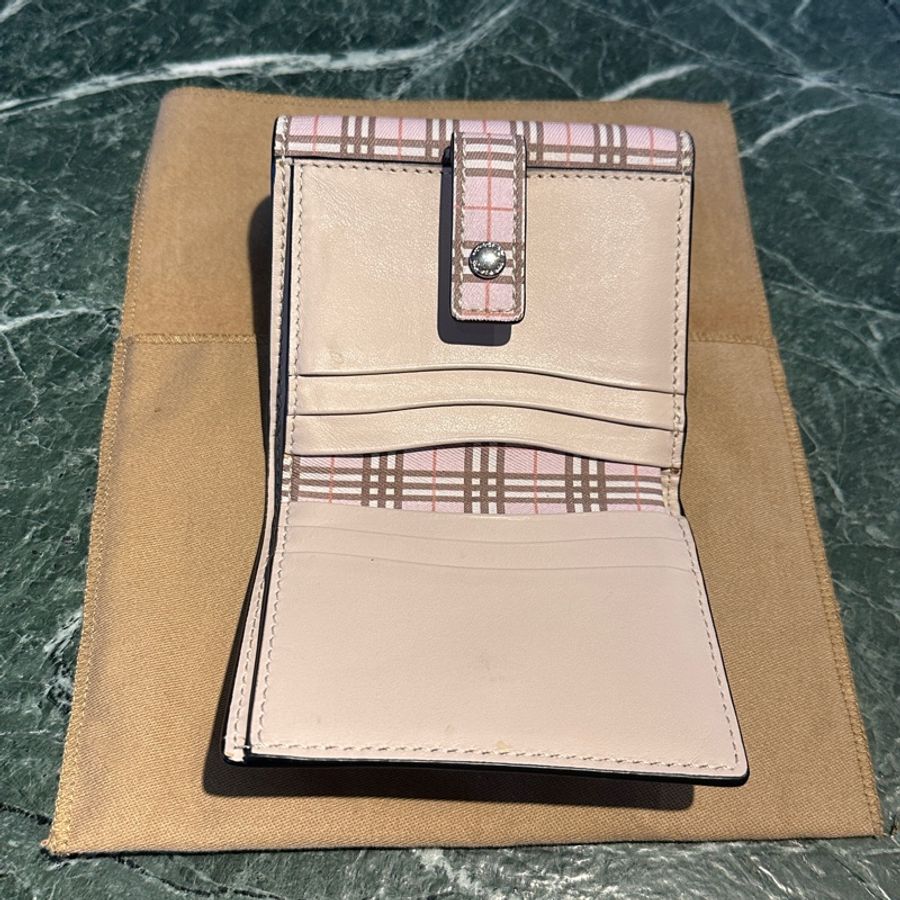 Burberry 經典菱格紋皮夾,千元大鈔可放平,使用過一兩次-1