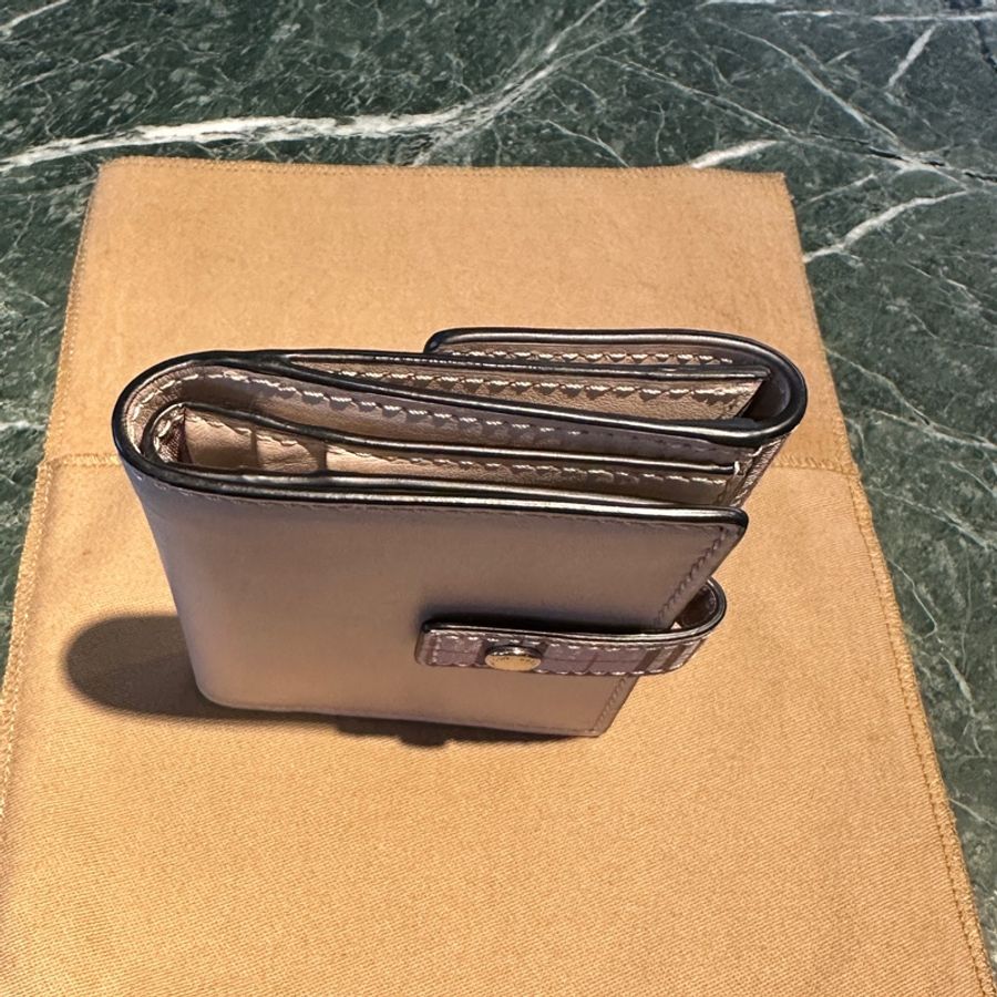 Burberry 經典菱格紋皮夾,千元大鈔可放平,使用過一兩次-3