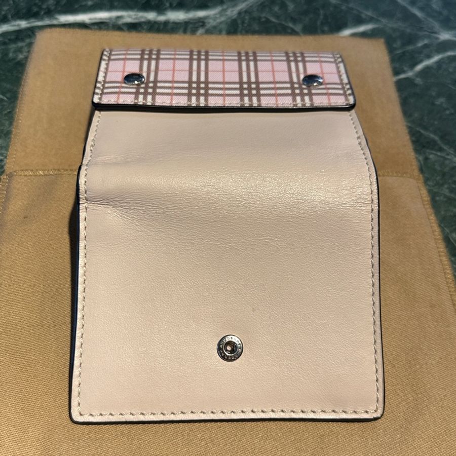 Burberry 經典菱格紋皮夾,千元大鈔可放平,使用過一兩次-5