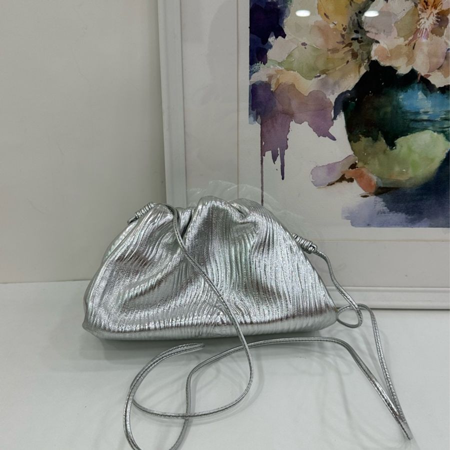 Bottega Veneta 葆蝶家 雲朵包 銀色金屬波浪紋 牛皮肩帶 尺寸22*1cm-1