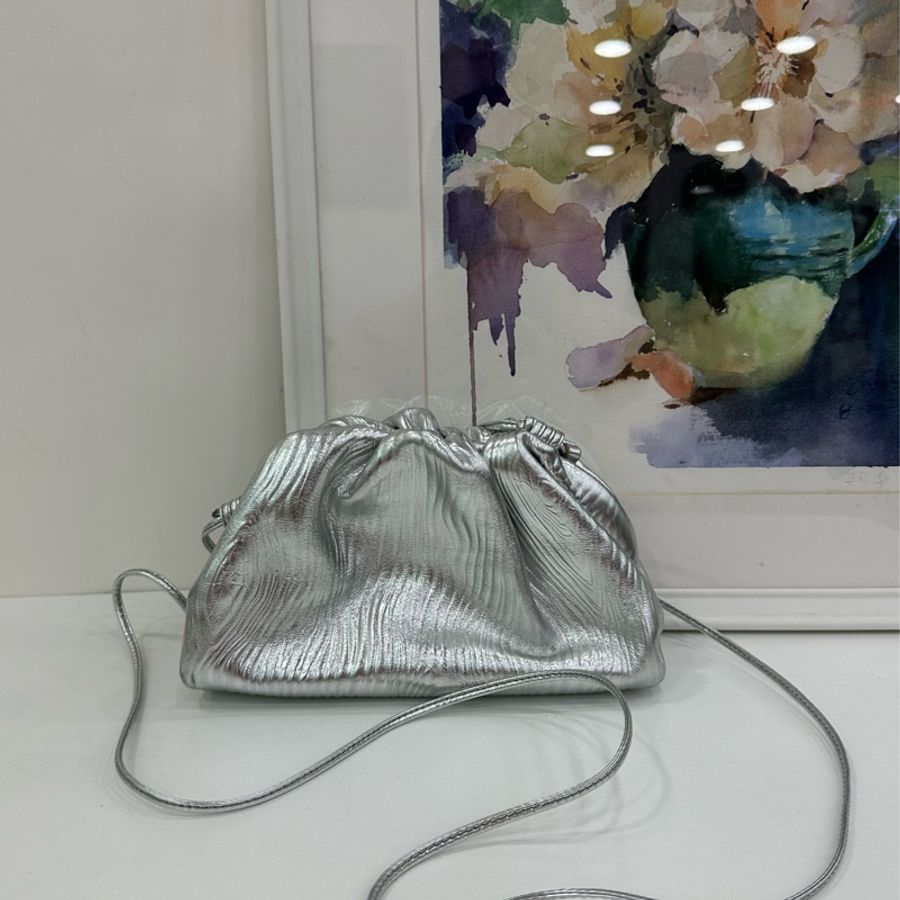Bottega Veneta 葆蝶家 雲朵包 銀色金屬波浪紋 牛皮肩帶 尺寸22*1cm-2