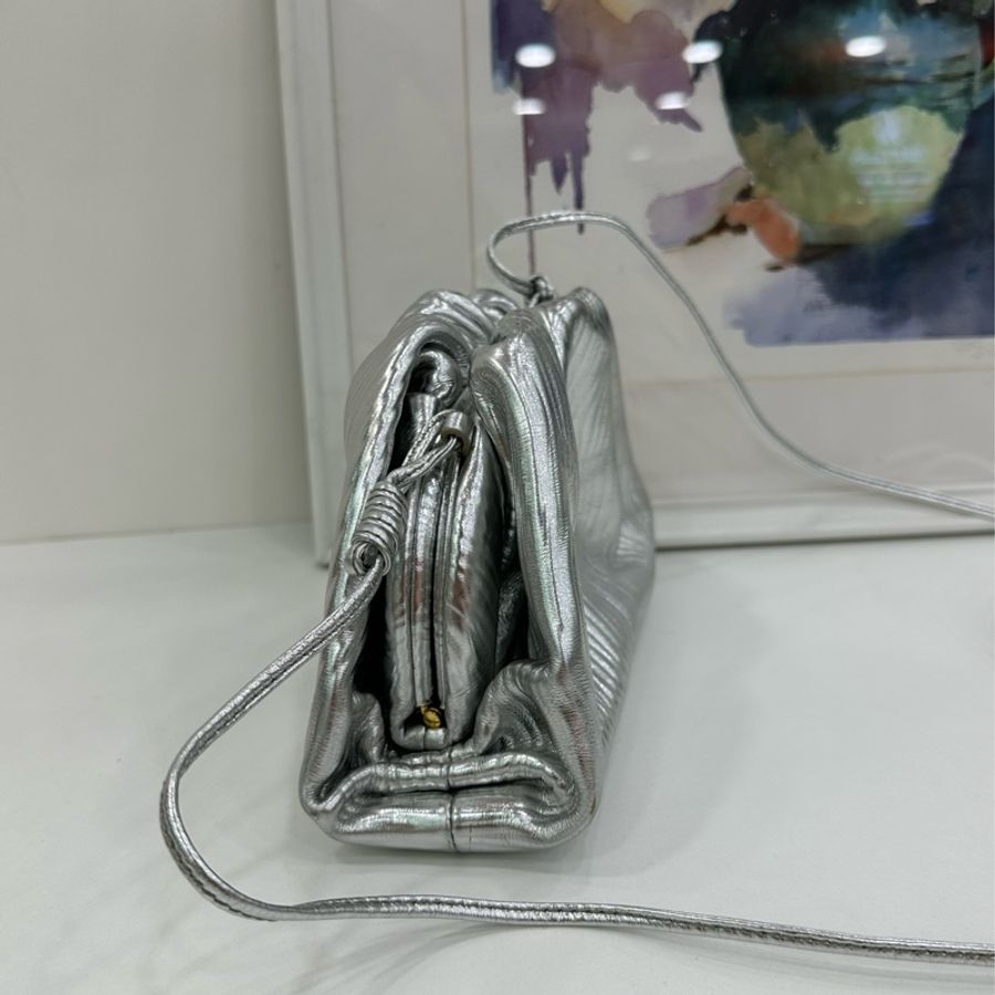 Bottega Veneta 葆蝶家 雲朵包 銀色金屬波浪紋 牛皮肩帶 尺寸22*1cm-4