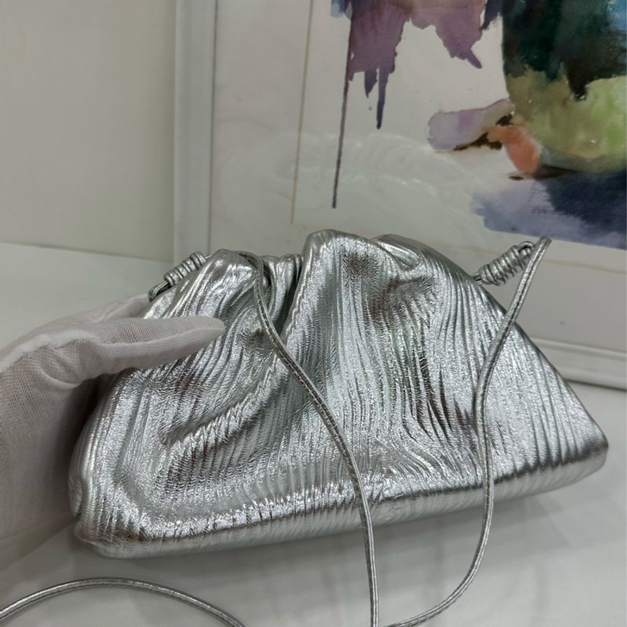 Bottega Veneta 葆蝶家 雲朵包 銀色金屬波浪紋 牛皮肩帶 尺寸22*1cm-6
