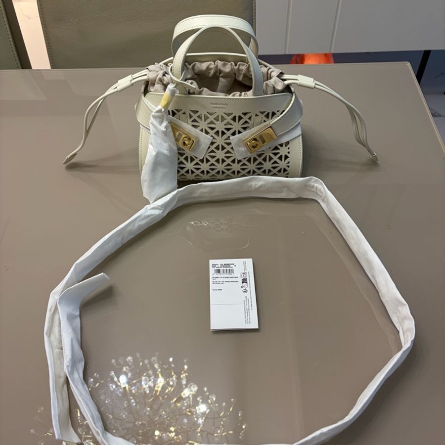 Ferragamo 2026春夏全新手工皮雕鏤空秀款肩背包-1