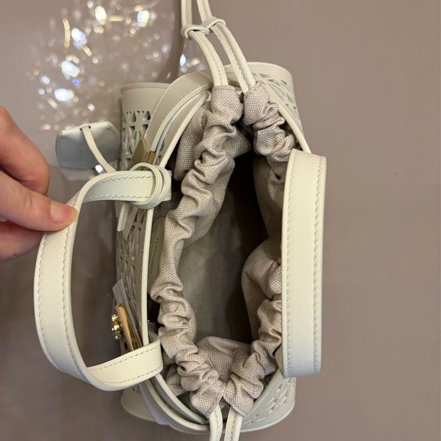Ferragamo 2026春夏全新手工皮雕鏤空秀款肩背包-9