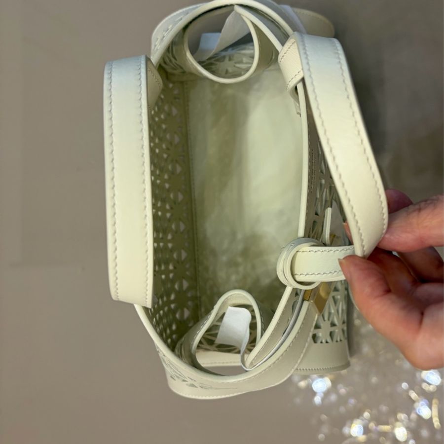 Ferragamo 2026春夏全新手工皮雕鏤空秀款肩背包-10