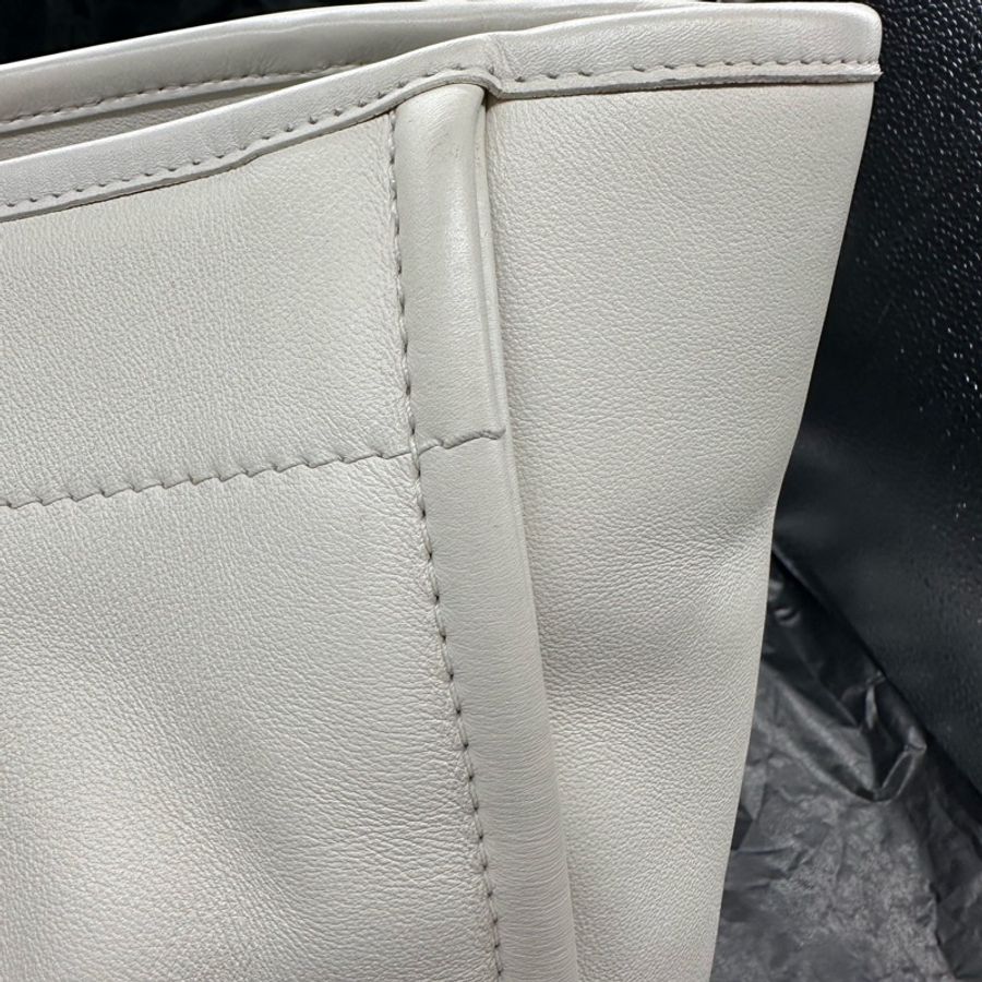 Chanel 22S 白色金扣彩色琺瑯logo全皮沙灘托特包 38cm配件:子袋-3